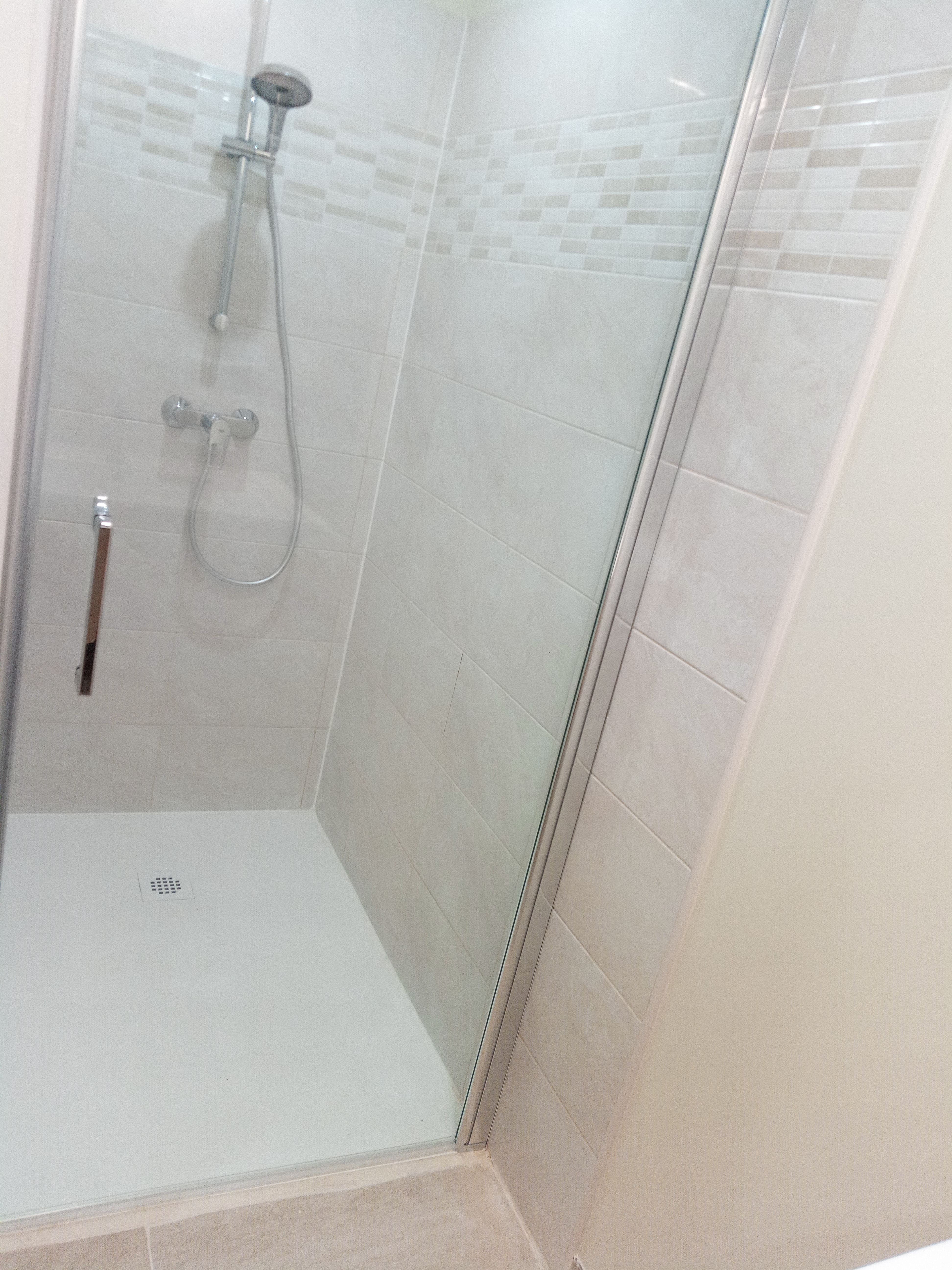 Salle de bain rénovée avec menuiserie sur mesure