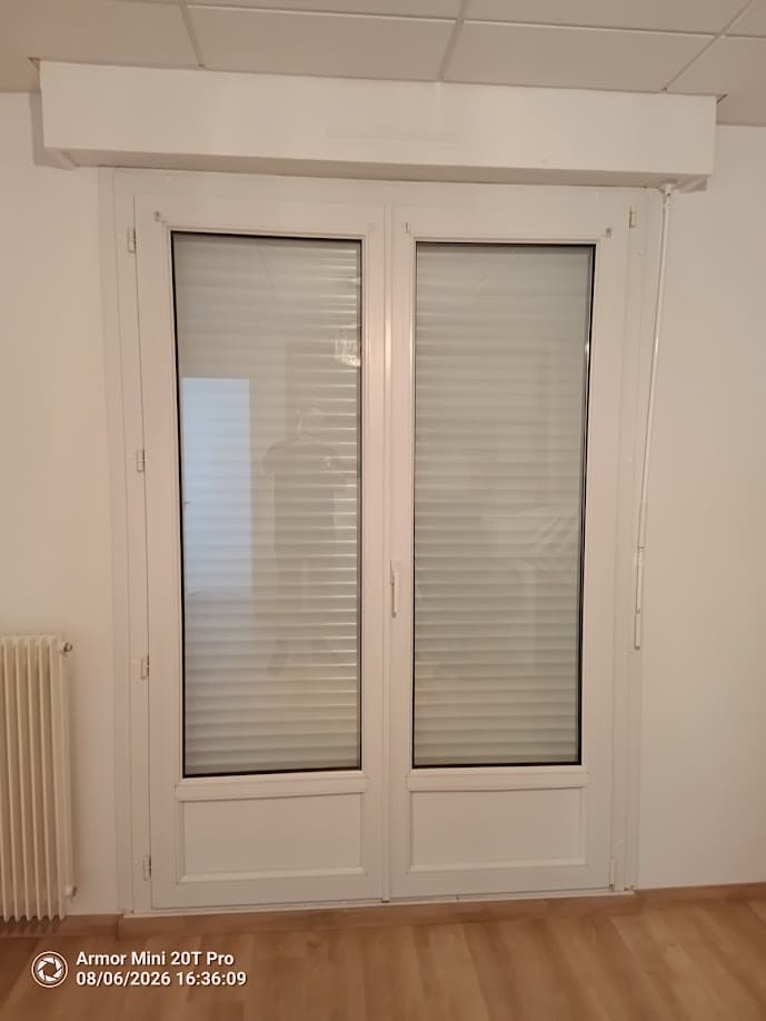 Porte-fenêtre PVC deux vantaux avec volet roulant et coffre