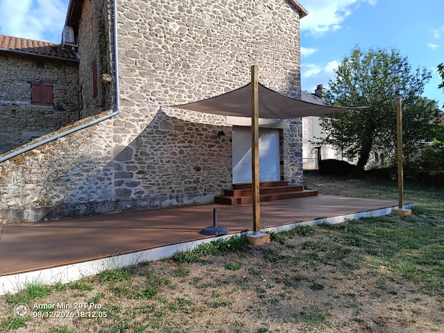 Terrasse bois avec emmarchement et voile d'ombrage — vue d'ensemble