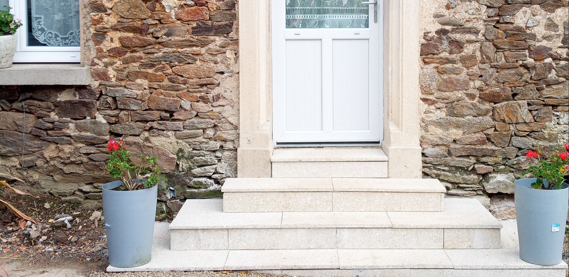 Réalisation PMN Renov — escalier en pierre et porte d'entrée rénovés